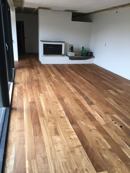 Massiv egetræsgulv slebet og olieret med naturolie